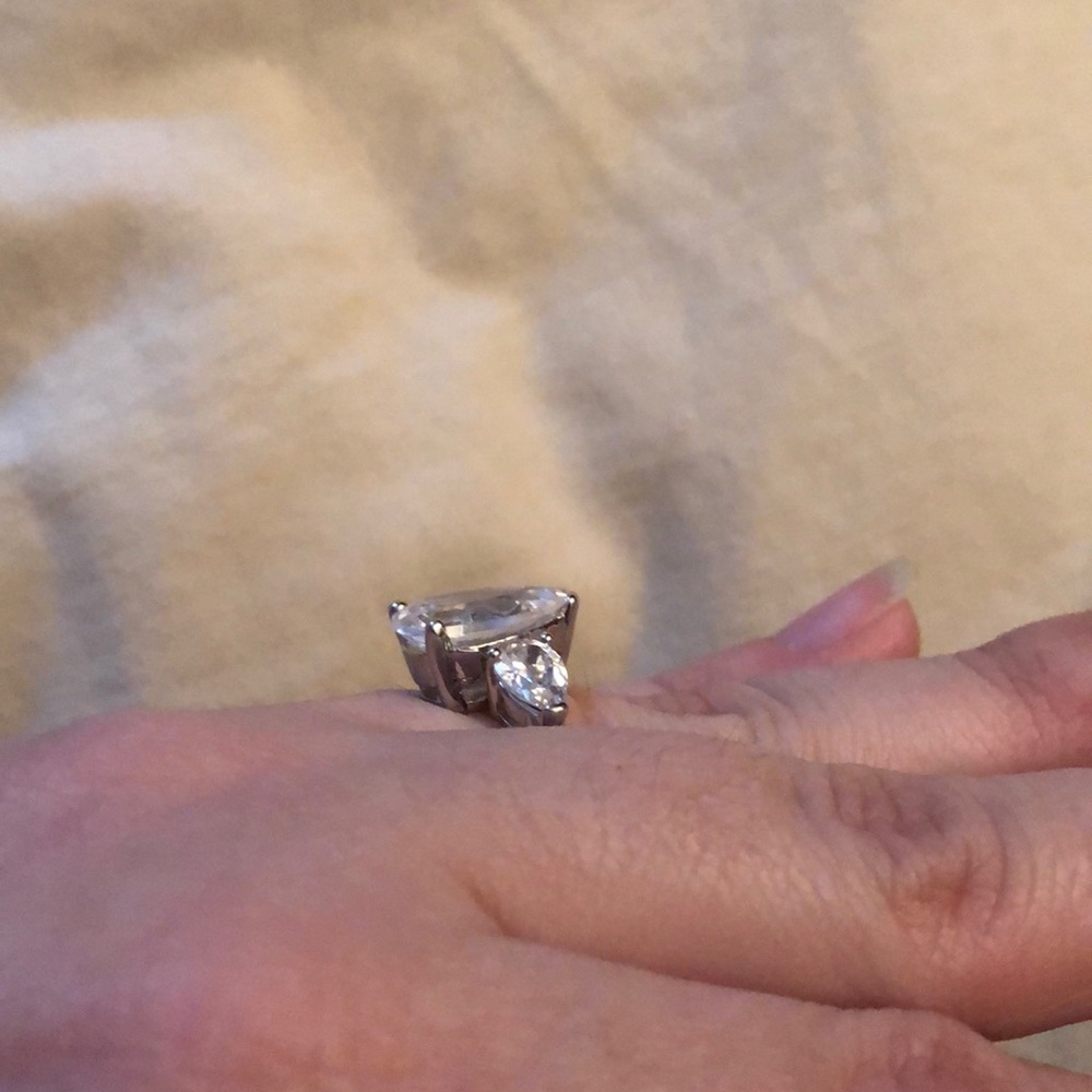 Comfort fit silver colored pear shaped ring - Picture 7 of 8